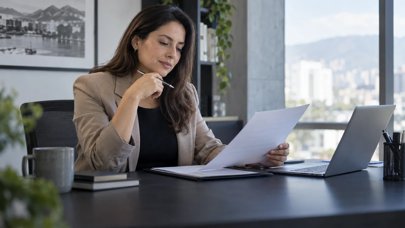 Profesional revisando un contrato antes de firmarlo