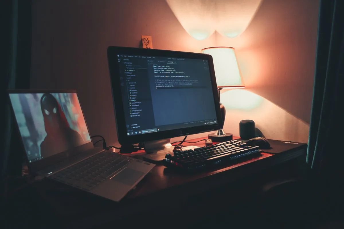 Escritorio de oficina en casa con editor de código abierto de noche